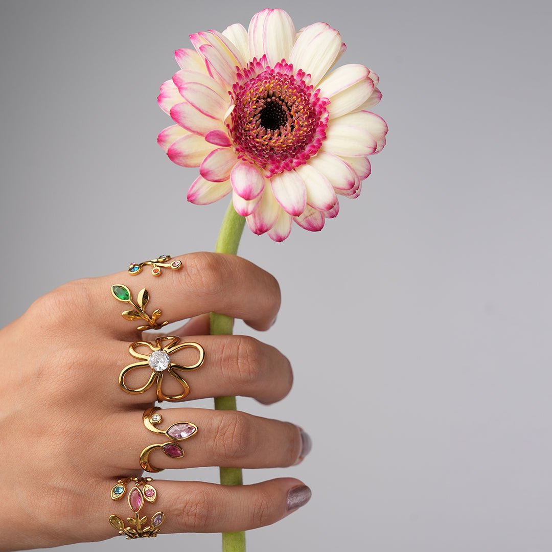 Goldene Blumenringe mit floralen Details von DOROSE