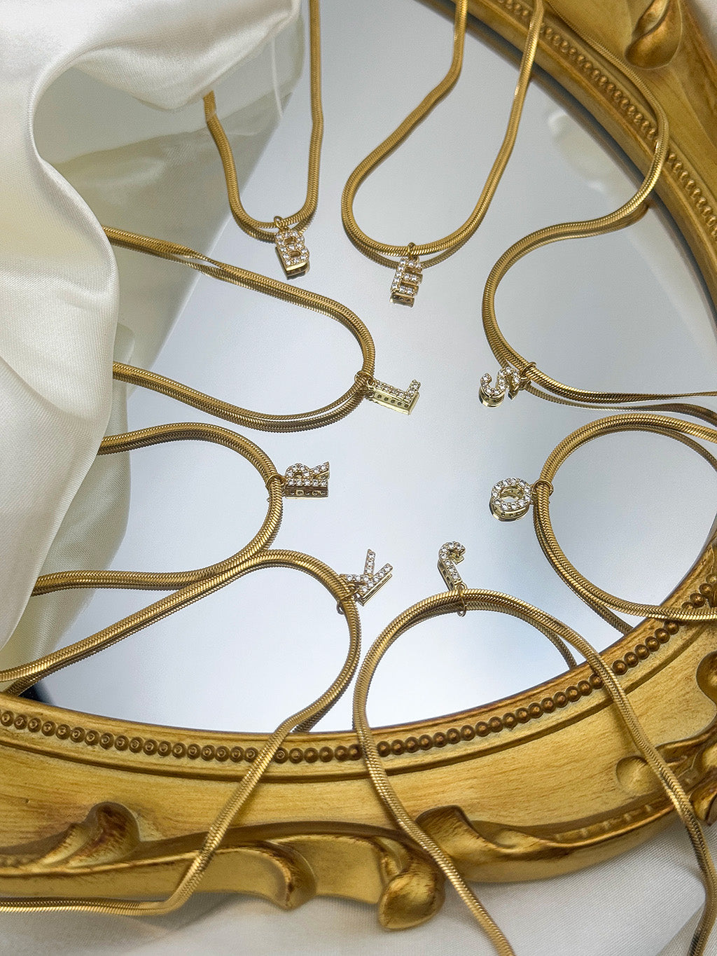 Buchstaben Schmuck | Wasserfest & 18k-vergoldet | DOROSE