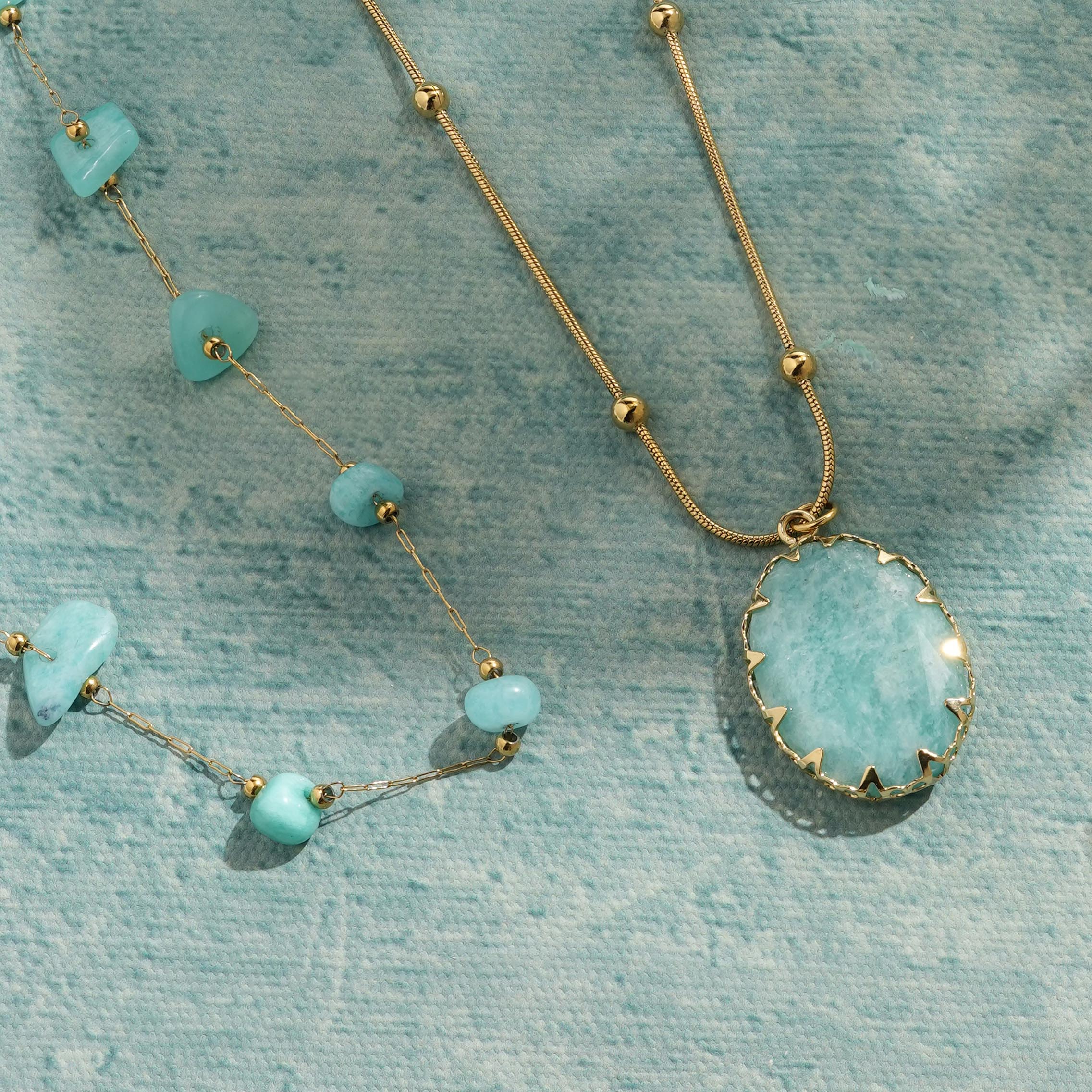 Naturstein Schmuck mit Amazonit Halskette und goldenen Schmuckstücken