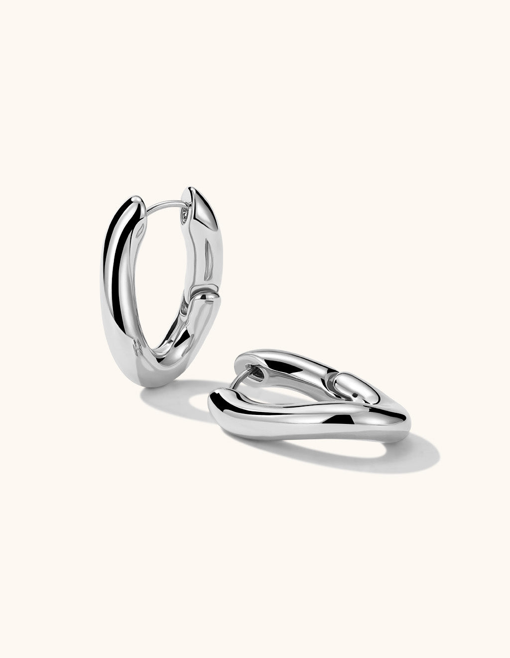 Wavy Huggie Hoop Ohrringe Gold Silber