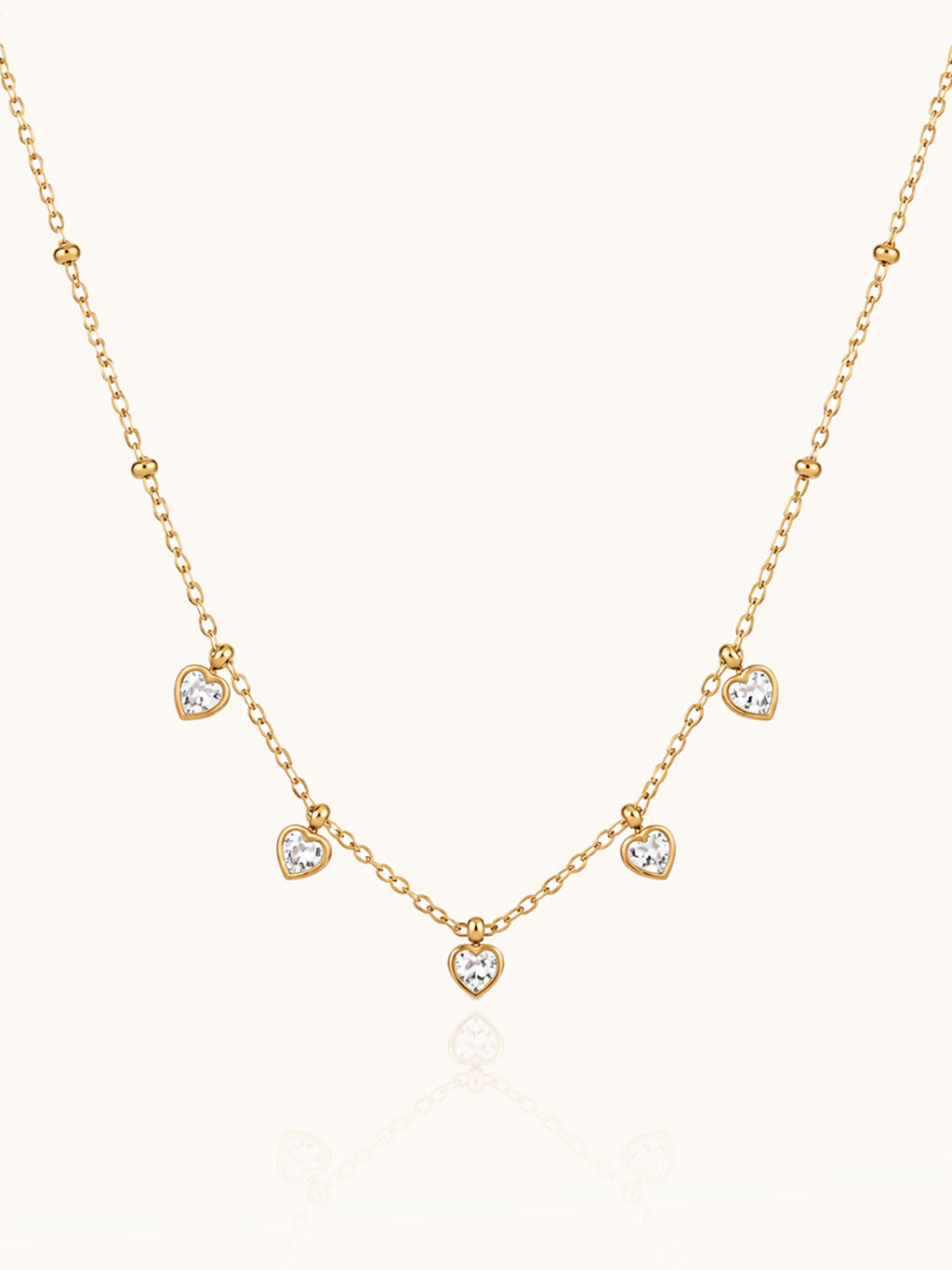 Goldene Halskette mit fünf Zirkonia Herzanhängern