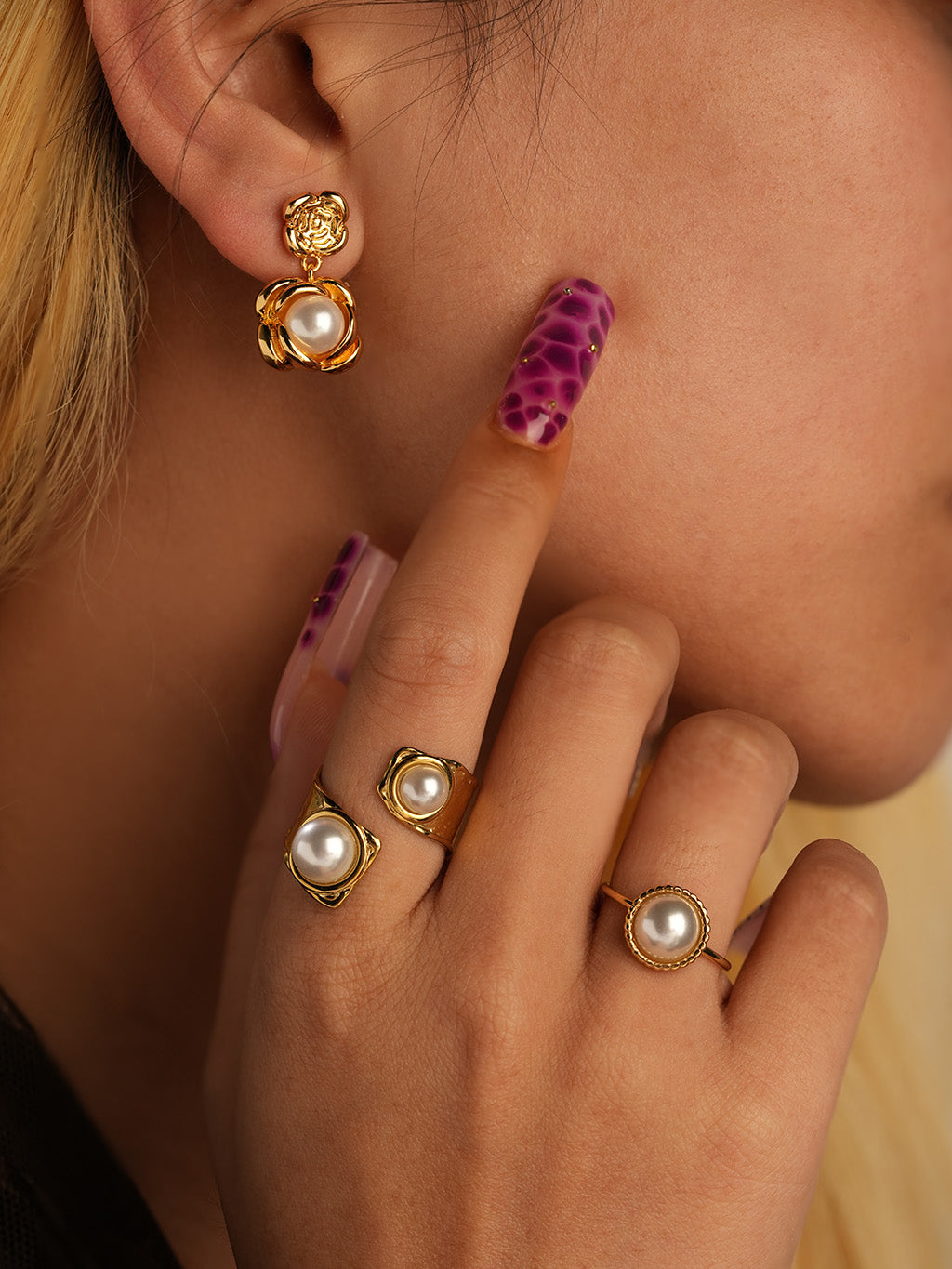 Blüten-Ohrhänger mit schwebender Perle Gold