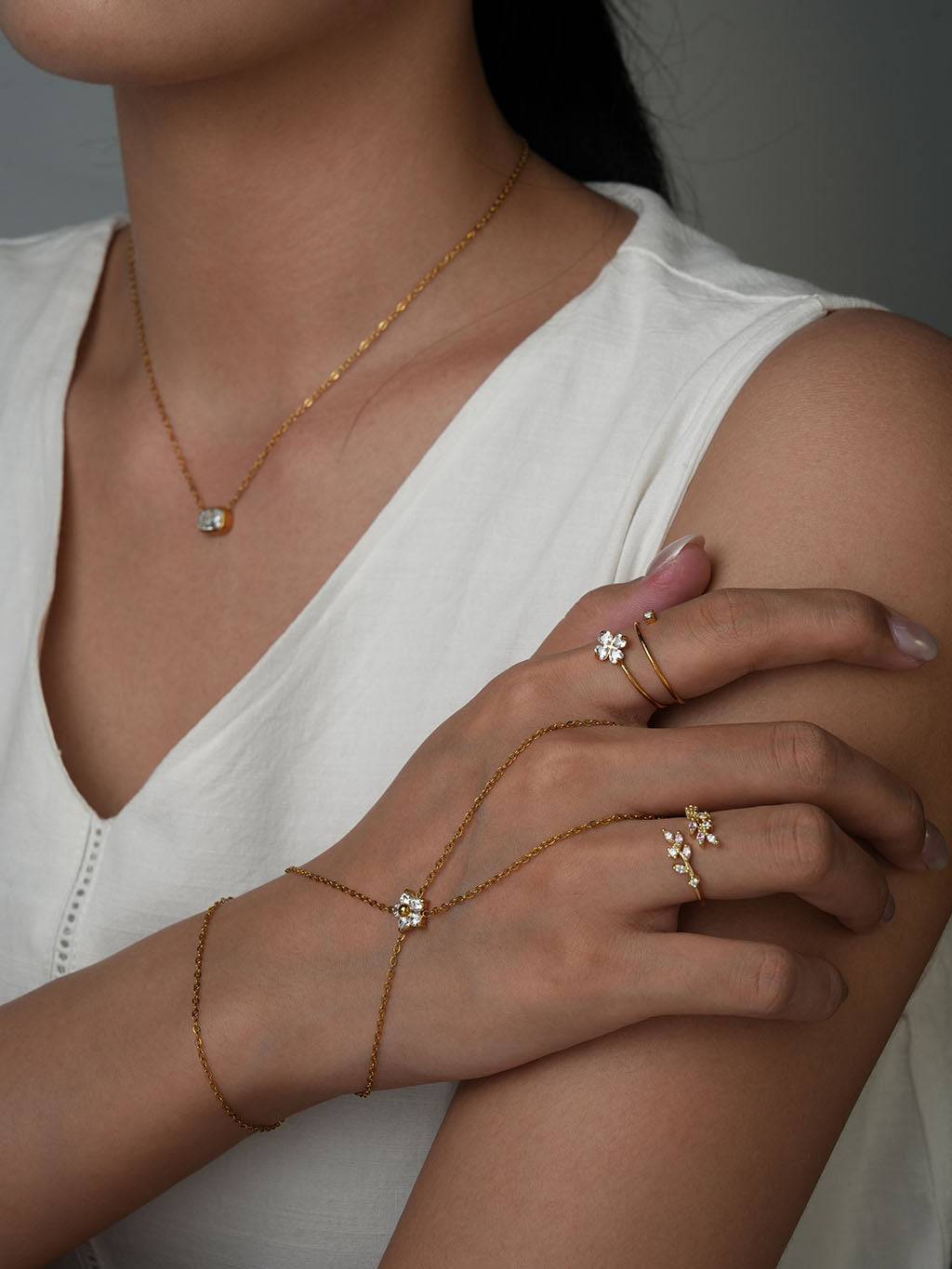 Blütenzirkonia Fingerarmband Gold
