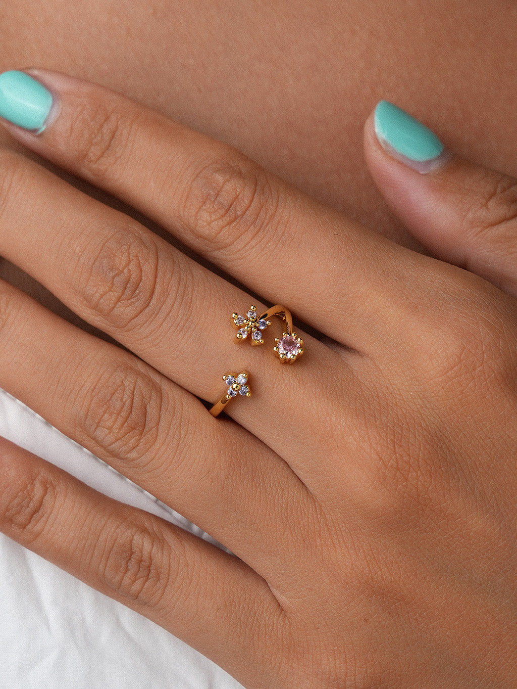 Rosé Blumen Ring Gold mit funkelnden Zirkonia Steinen im floralen Design