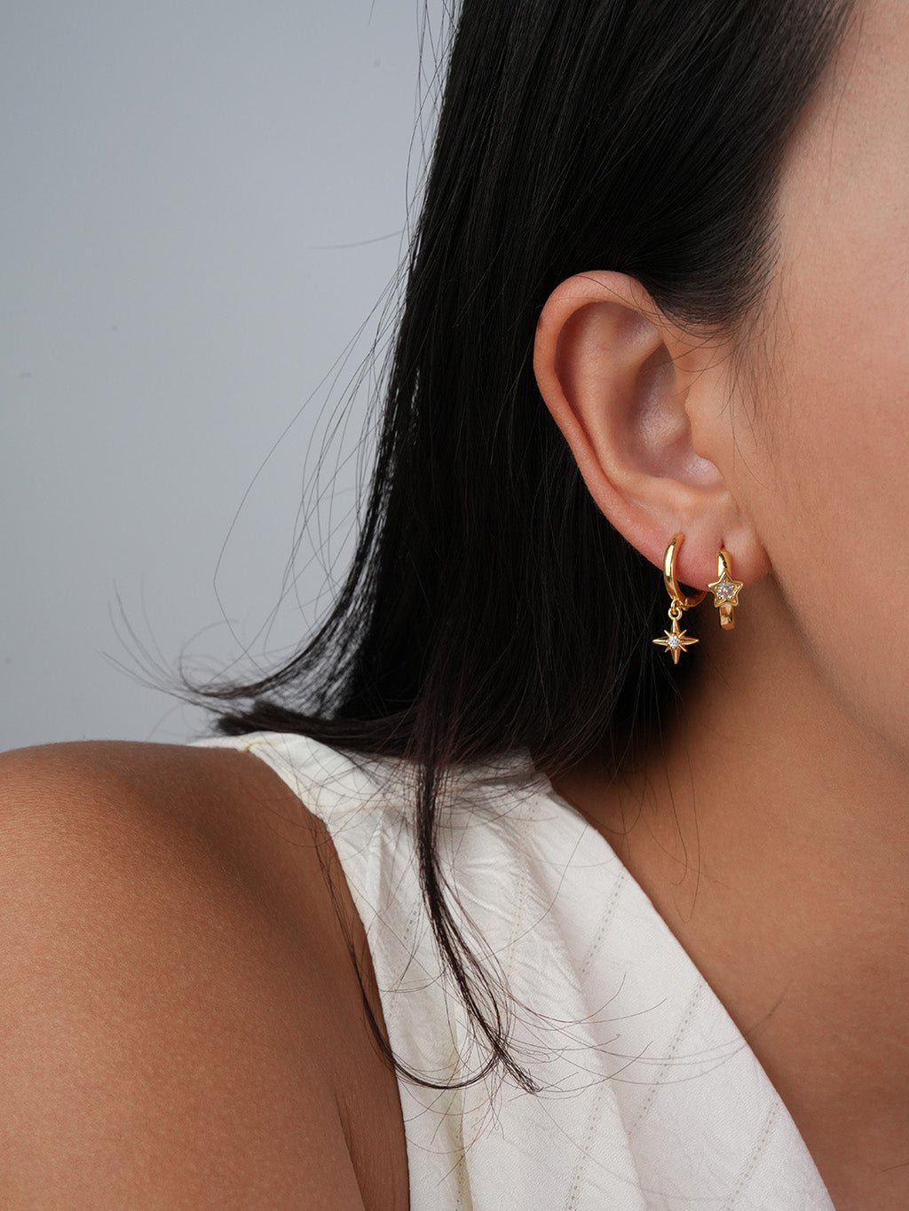 Asymmetrische Stern Ohrringe Gold mit Zirkonia - Dorose | Wasserresistent, kein Verfärben