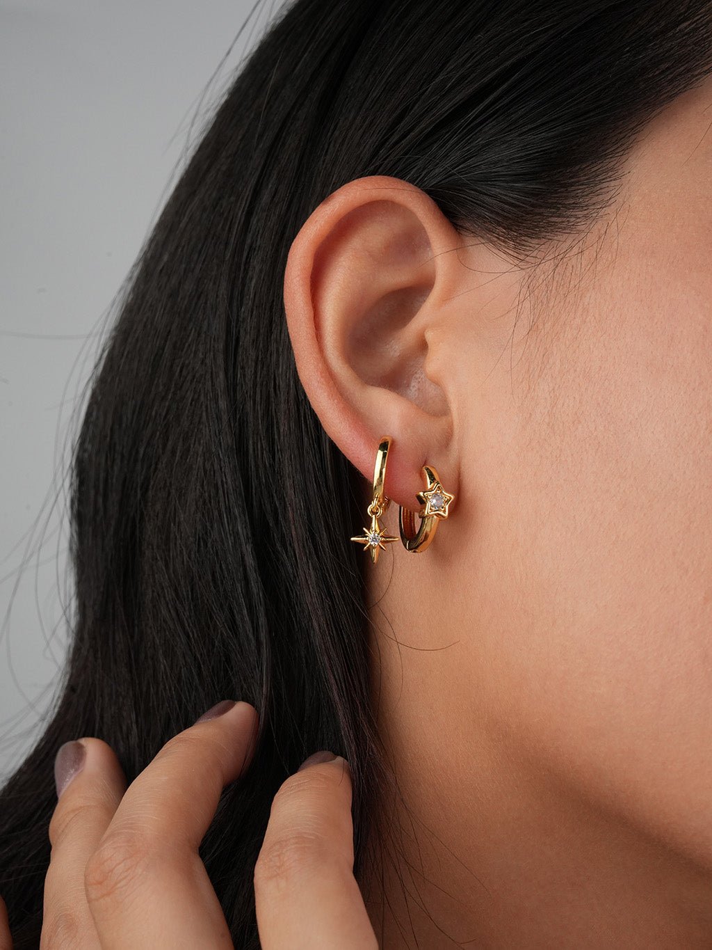 Asymmetrische Stern Ohrringe Gold mit Zirkonia - Dorose | Wasserresistent, kein Verfärben