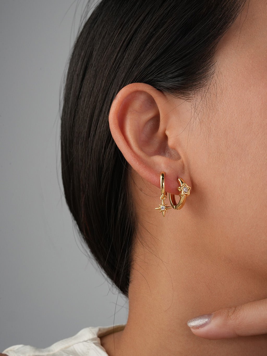 Asymmetrische Stern Ohrringe Gold mit Zirkonia - Dorose | Wasserresistent, kein Verfärben