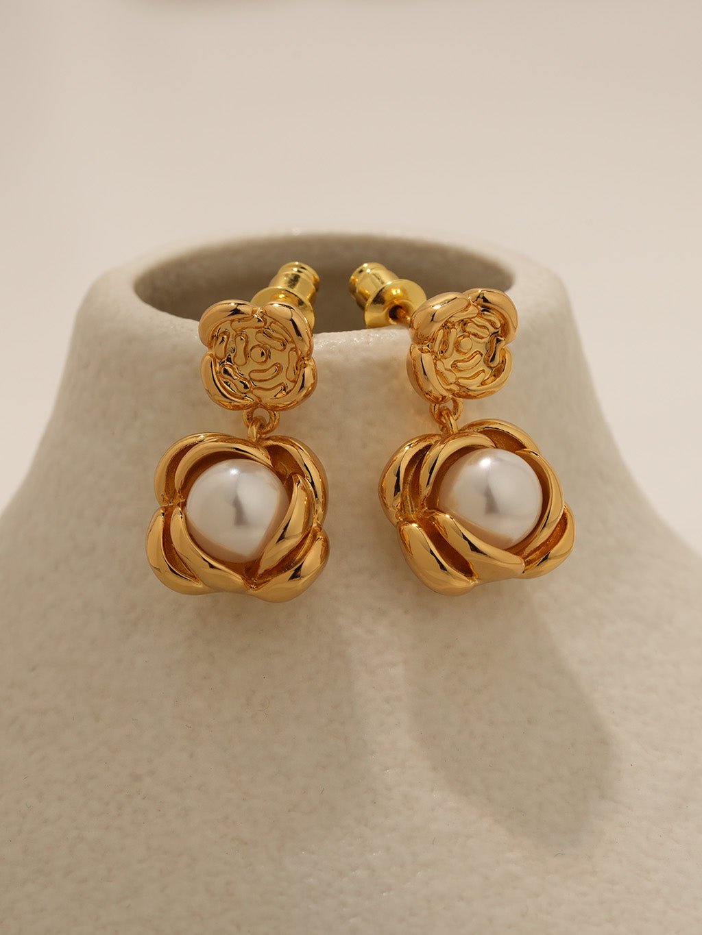 Blüten - Ohrhänger mit schwebender Perle Gold - Dorose | Wasserresistent, kein Verfärben