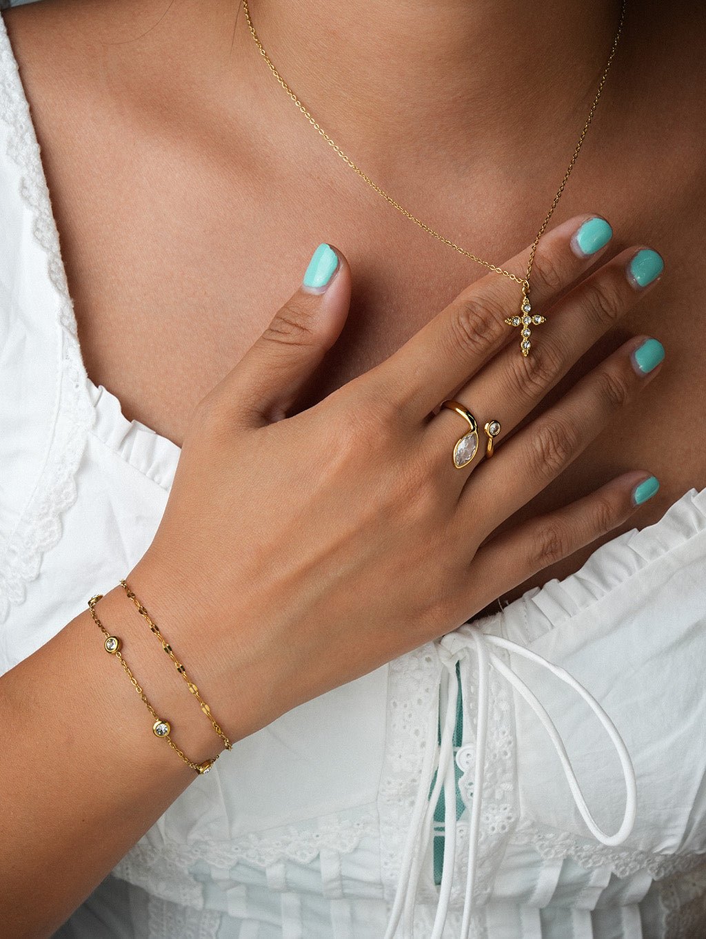 Elegante Kreuz Halskette Gold mit Zirkonia - Dorose | Wasserresistent, kein Verfärben