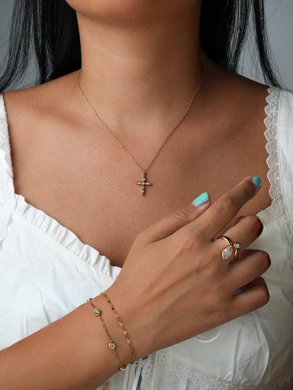 Elegante Kreuz Halskette Gold mit Zirkonia - Dorose | Wasserresistent, kein Verfärben