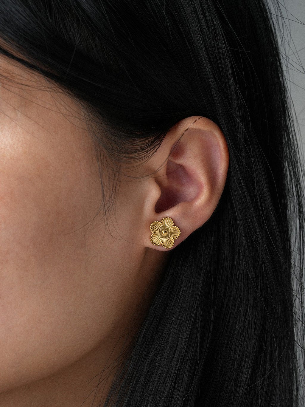 Fünfblättrige Blüten Ohrstecker Gold - Dorose | Wasserresistent, kein Verfärben
