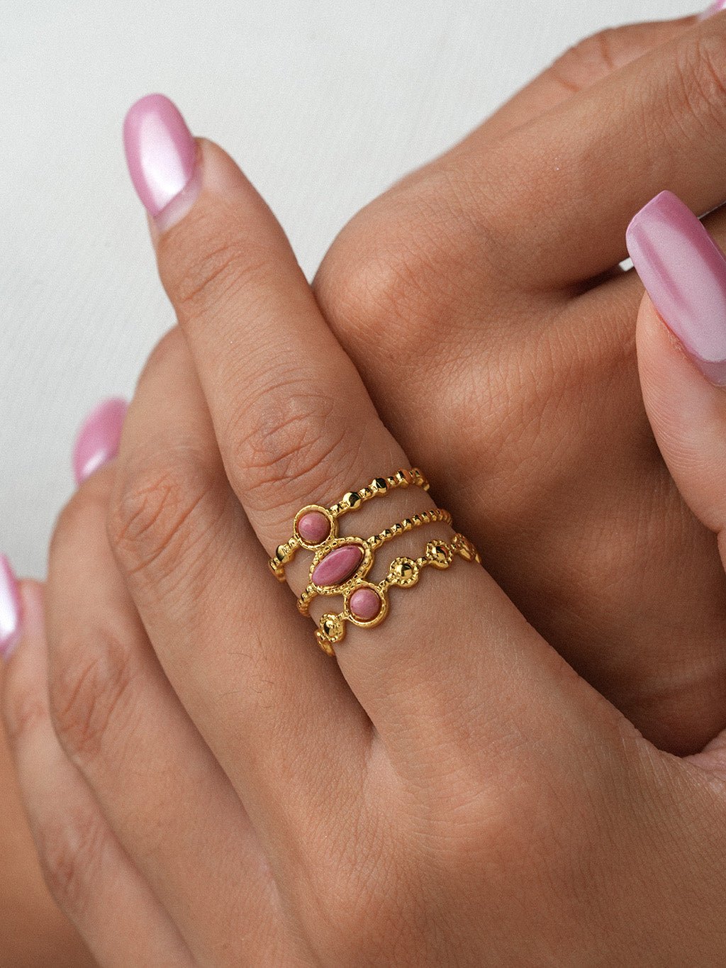 Goldener Statement Ring mit rosa Stein - Dorose | Wasserresistent, kein Verfärben