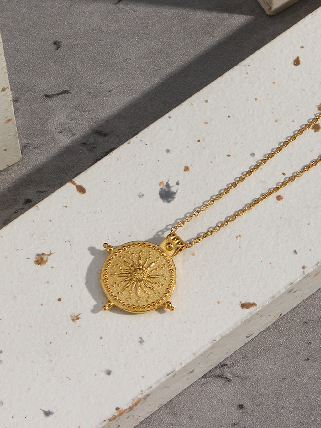 Kette mit Sonnenstrahlen Gold - Dorose | Wasserresistent, kein Verfärben