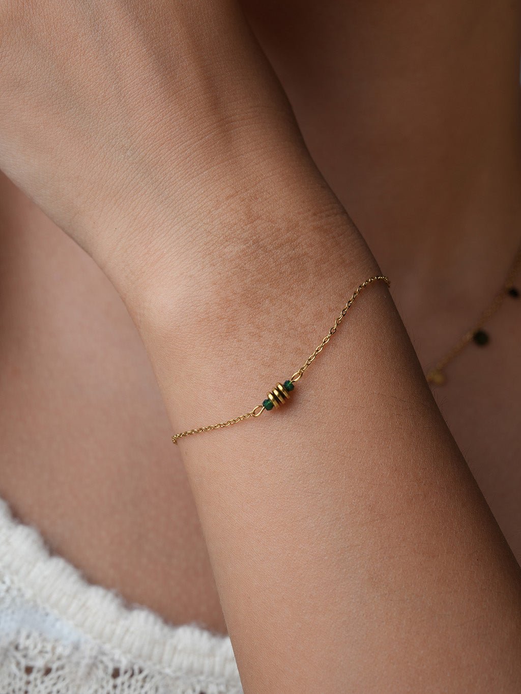 Minimalistisches Armband Gold mit grünen Kristallen - Dorose | Wasserresistent, kein Verfärben