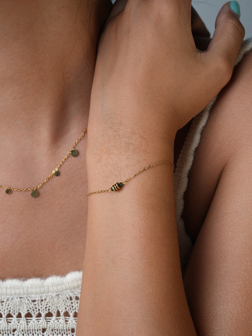Minimalistisches Armband Gold mit grünen Kristallen - Dorose | Wasserresistent, kein Verfärben
