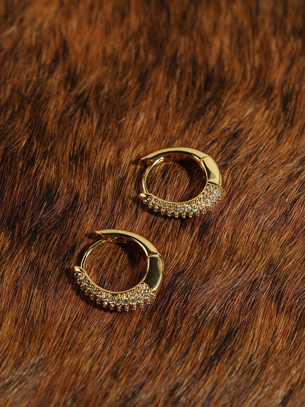 Oval Creolen Gold mit Zirkonia Steinen - Dorose | Wasserresistent, kein Verfärben