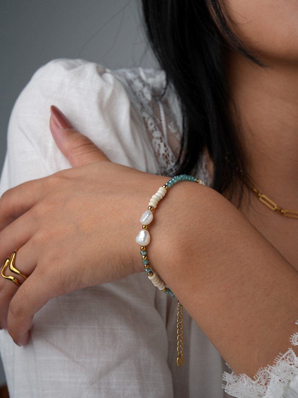 Perlenarmband mit blauen Akzenten Gold - Dorose | Wasserresistent, kein Verfärben