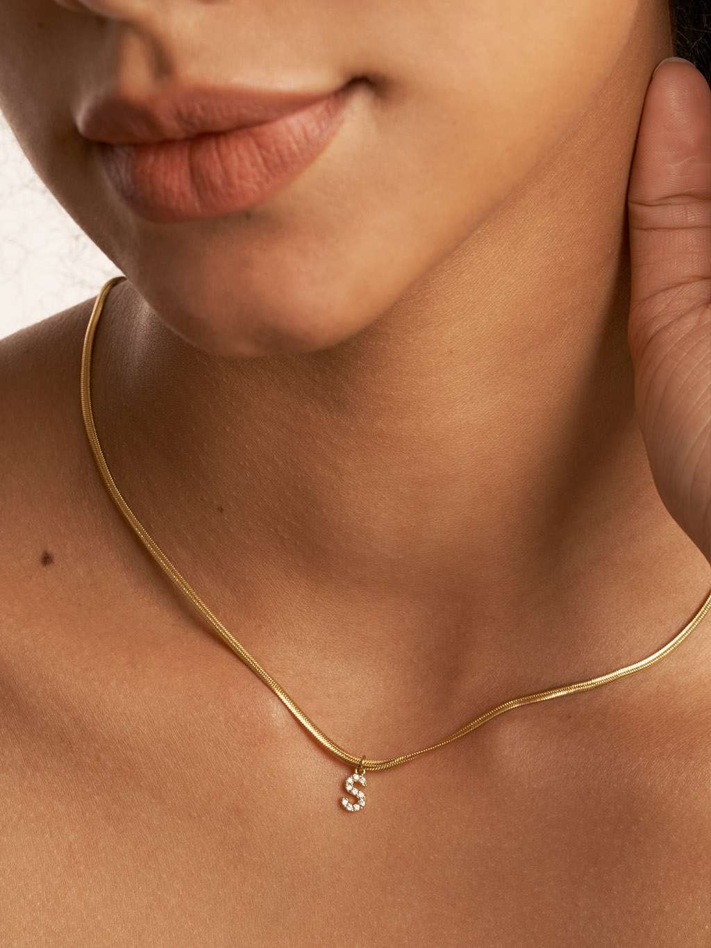 Sparkling Tiny Letter Schlangen Halskette Gold - Dorose | Wasserfester Schmuck, 18K vergoldet