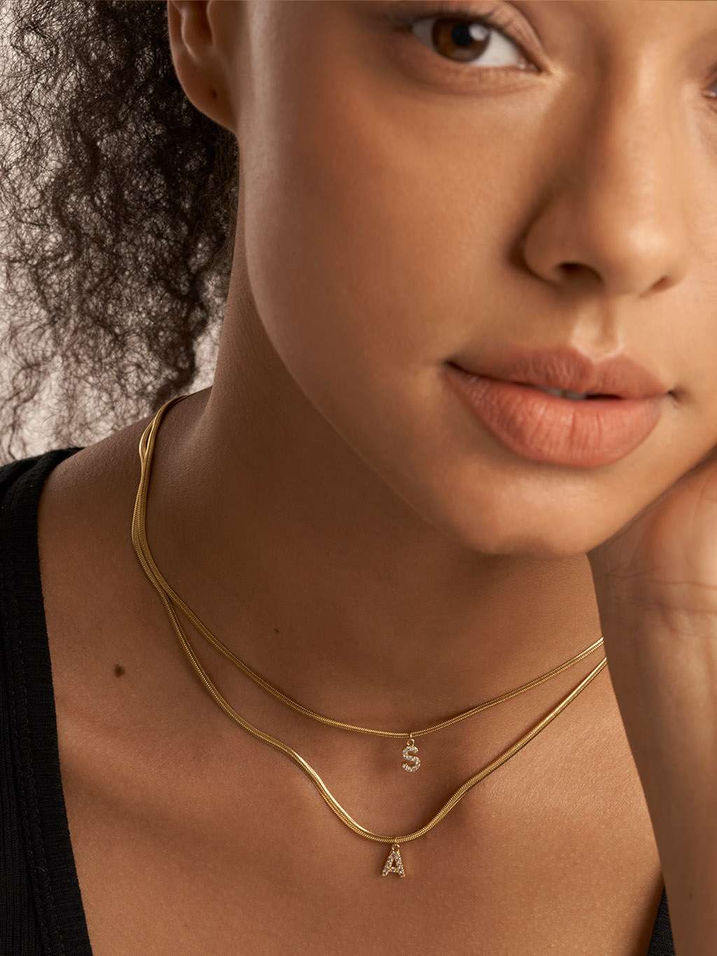 Sparkling Tiny Letter Schlangen Halskette Gold - Dorose | Wasserfester Schmuck, 18K vergoldet