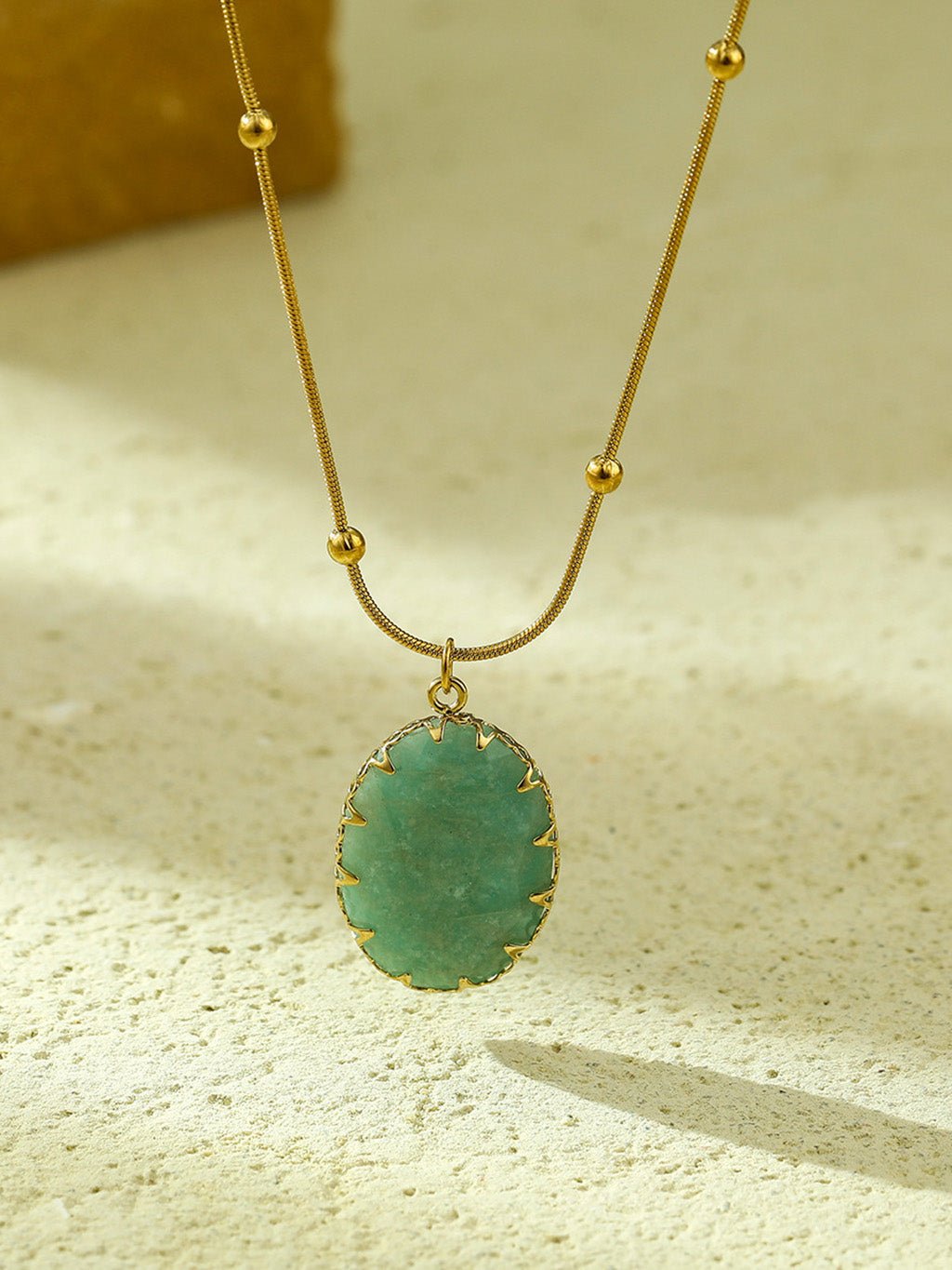 Vergoldeter Anhänger mit grünem Heilstein Kette Gold - Dorose | Wasserresistent, kein Verfärben