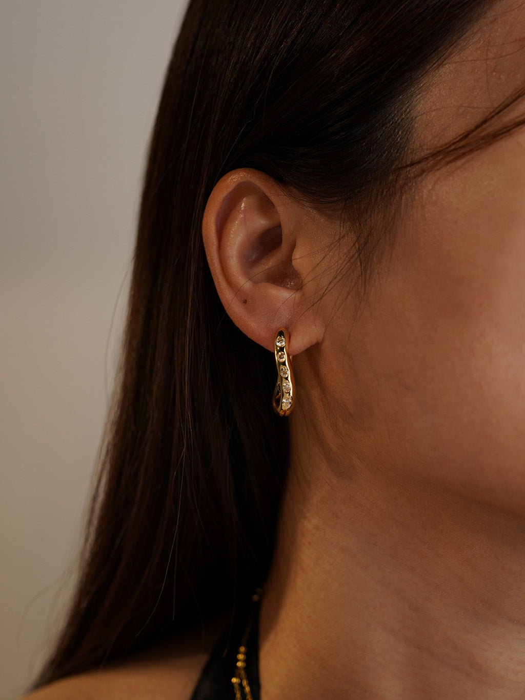 Wavy Huggie Hoop Ohrringe Gold mit Zirkonia - Dorose | Wasserresistent, kein Verfärben