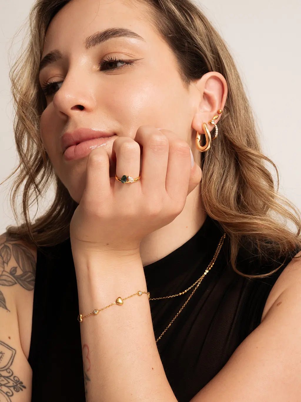 Wavy Huggie Hoop Ohrringe Gold - Dorose | Wasserfester Schmuck, 18K vergoldet