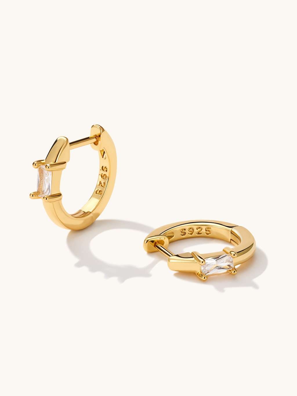 White Creolen Ohrringe Gold - Dorose | Wasserfester Schmuck, 18K vergoldet