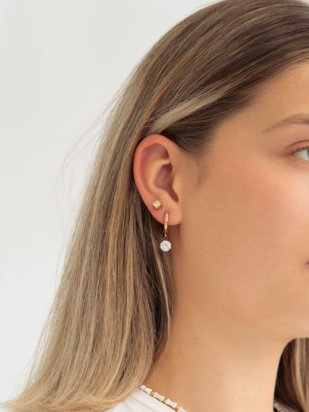 White Gentle Shine Hoop Ohrringe Gold - Dorose | Wasserfester Schmuck, 18K vergoldet