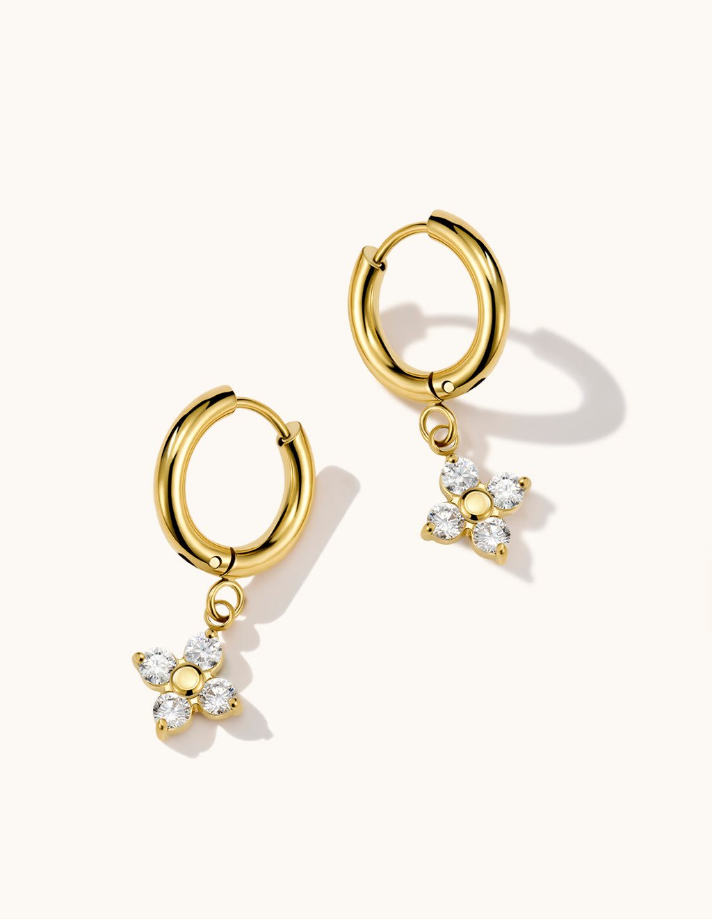 White Lucky Flower Hoops Ohrringe Gold - Dorose | Wasserfester Schmuck, 18K vergoldet