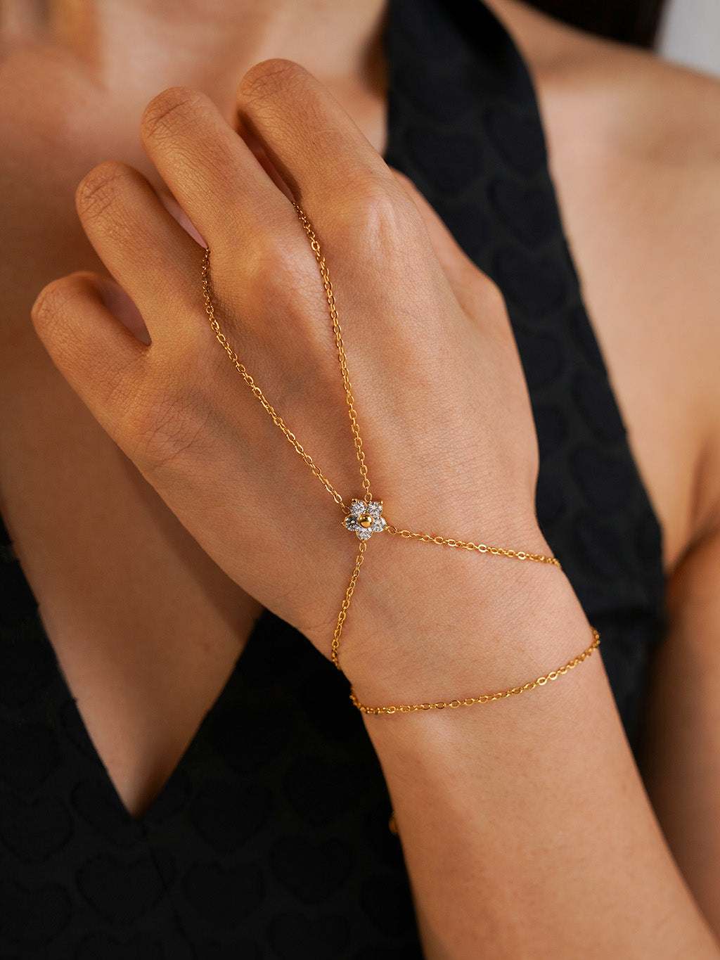 Blütenzirkonia Finger-Armband Gold