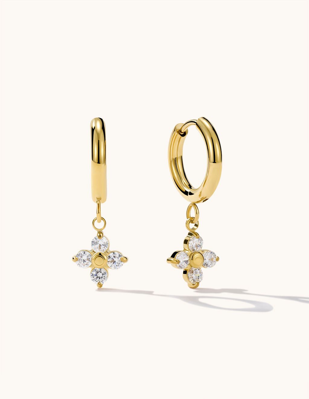 White Lucky Flower Hoops Ohrringe Gold