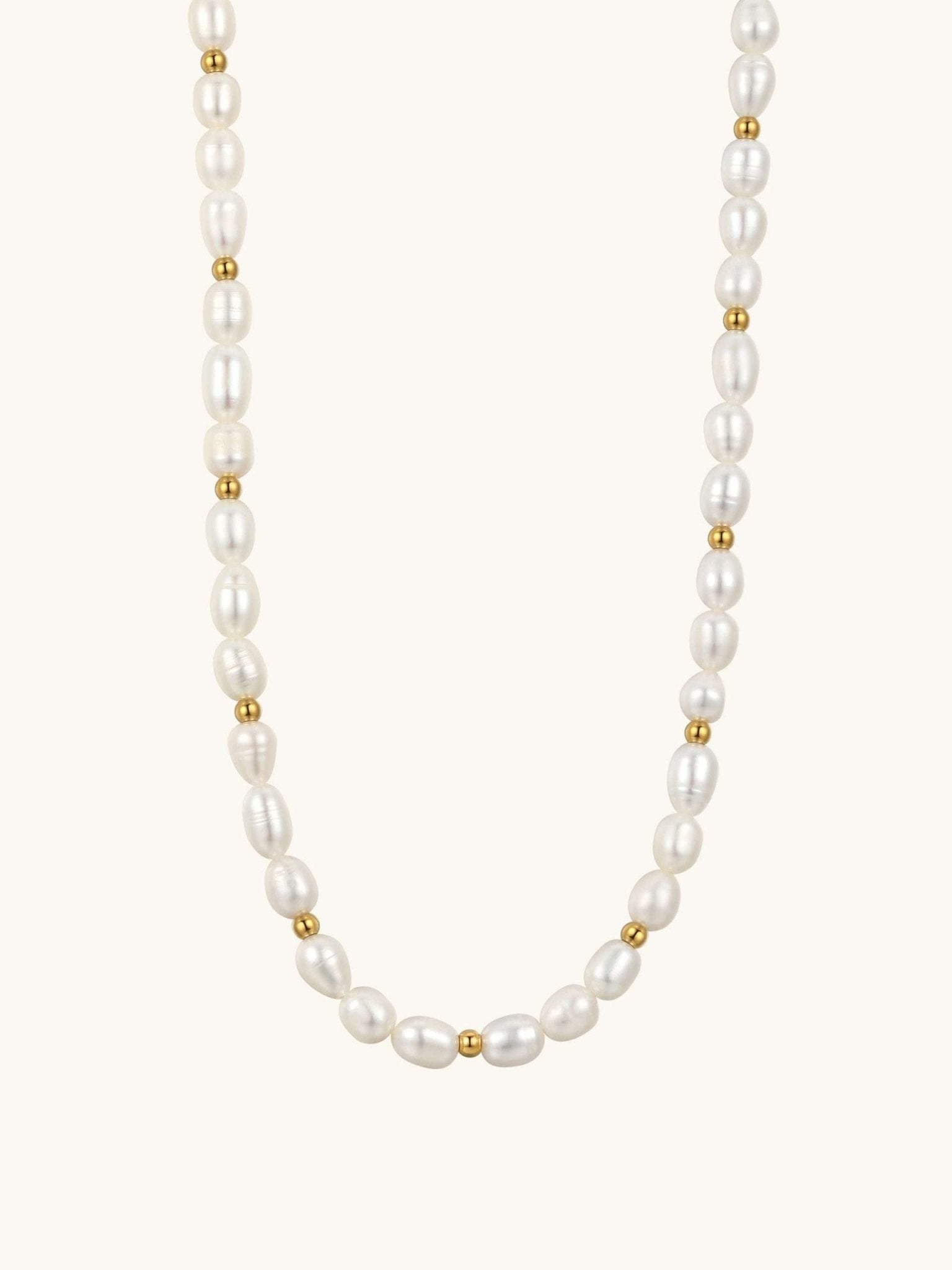 Elegante goldene Halskette mit echten Süßwasserperlen und 18K Vergoldung