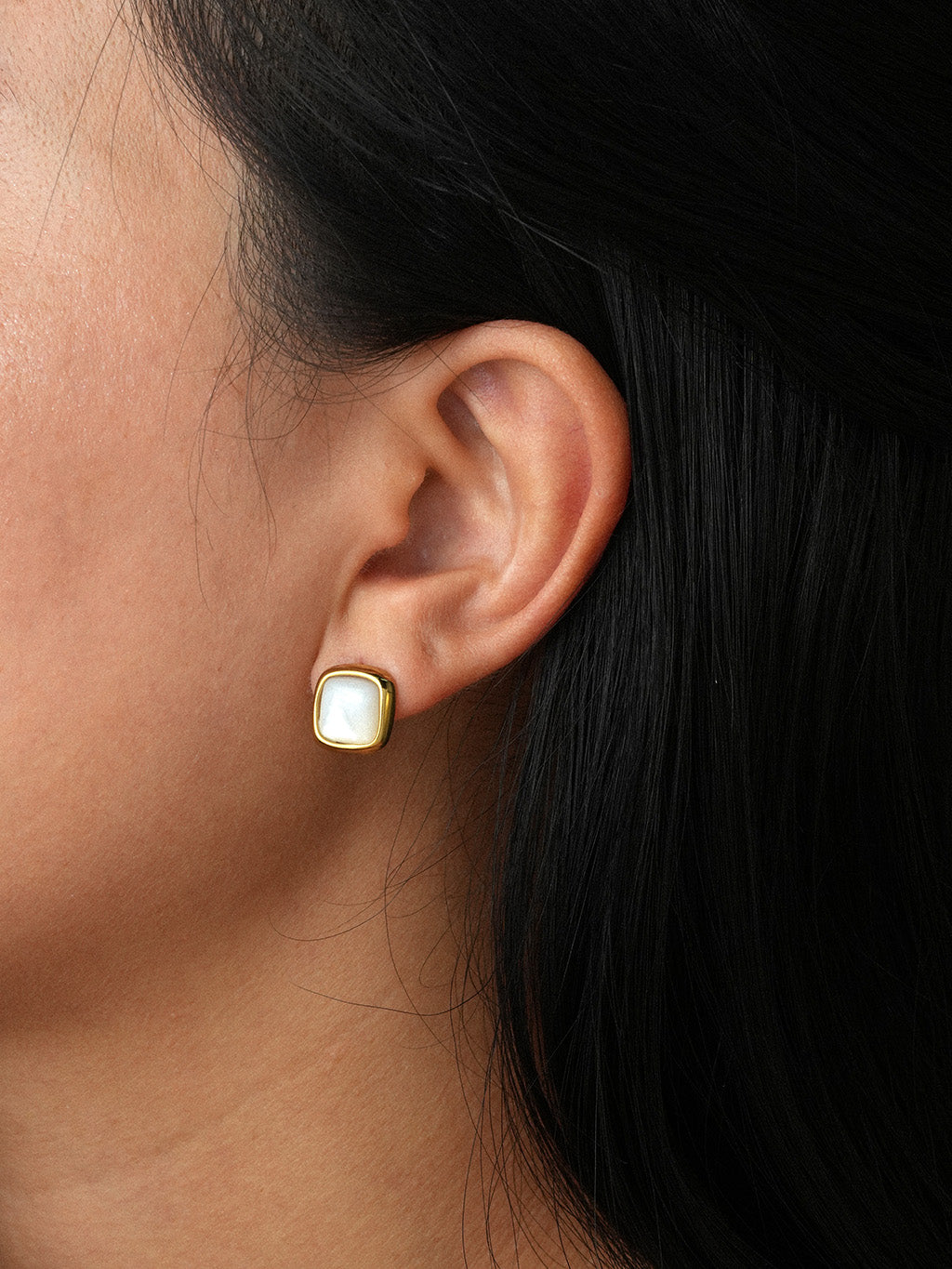 Goldene Ohrstecker mit Perlmutt