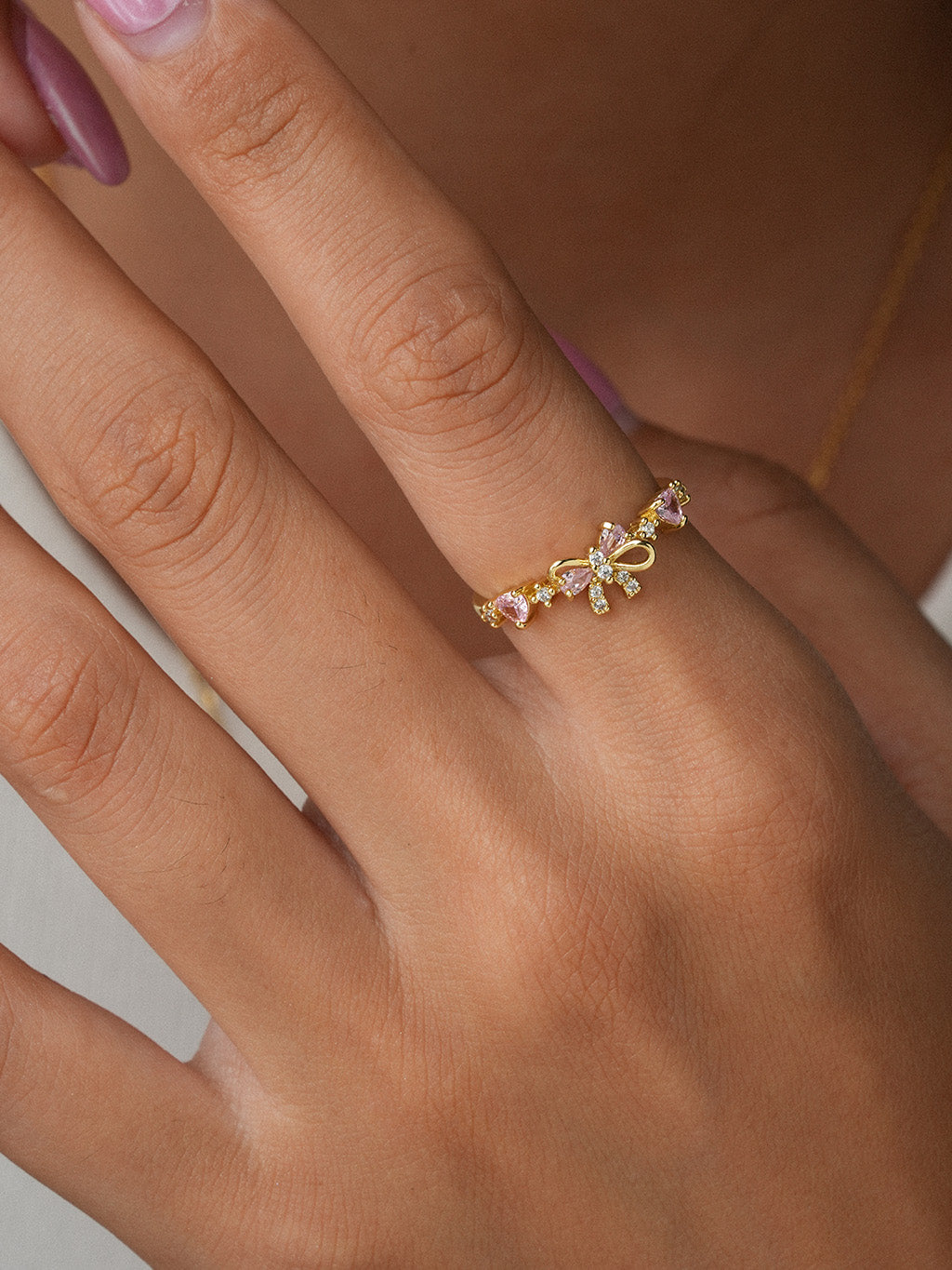Goldener Schleifenring mit rosa Zirkonia