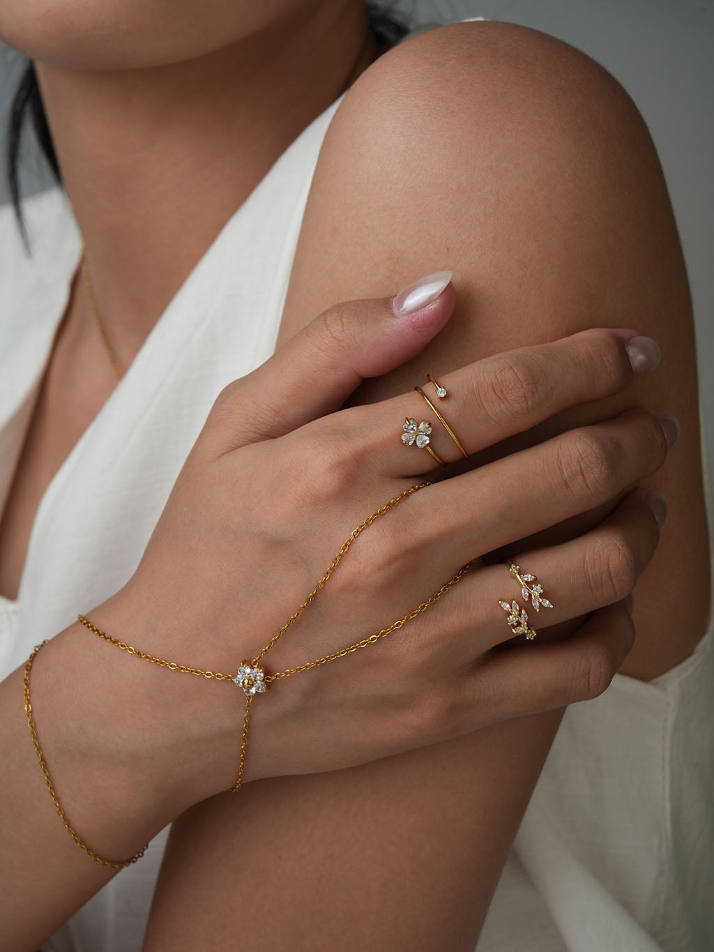 Blütenzirkonia Fingerarmband Gold