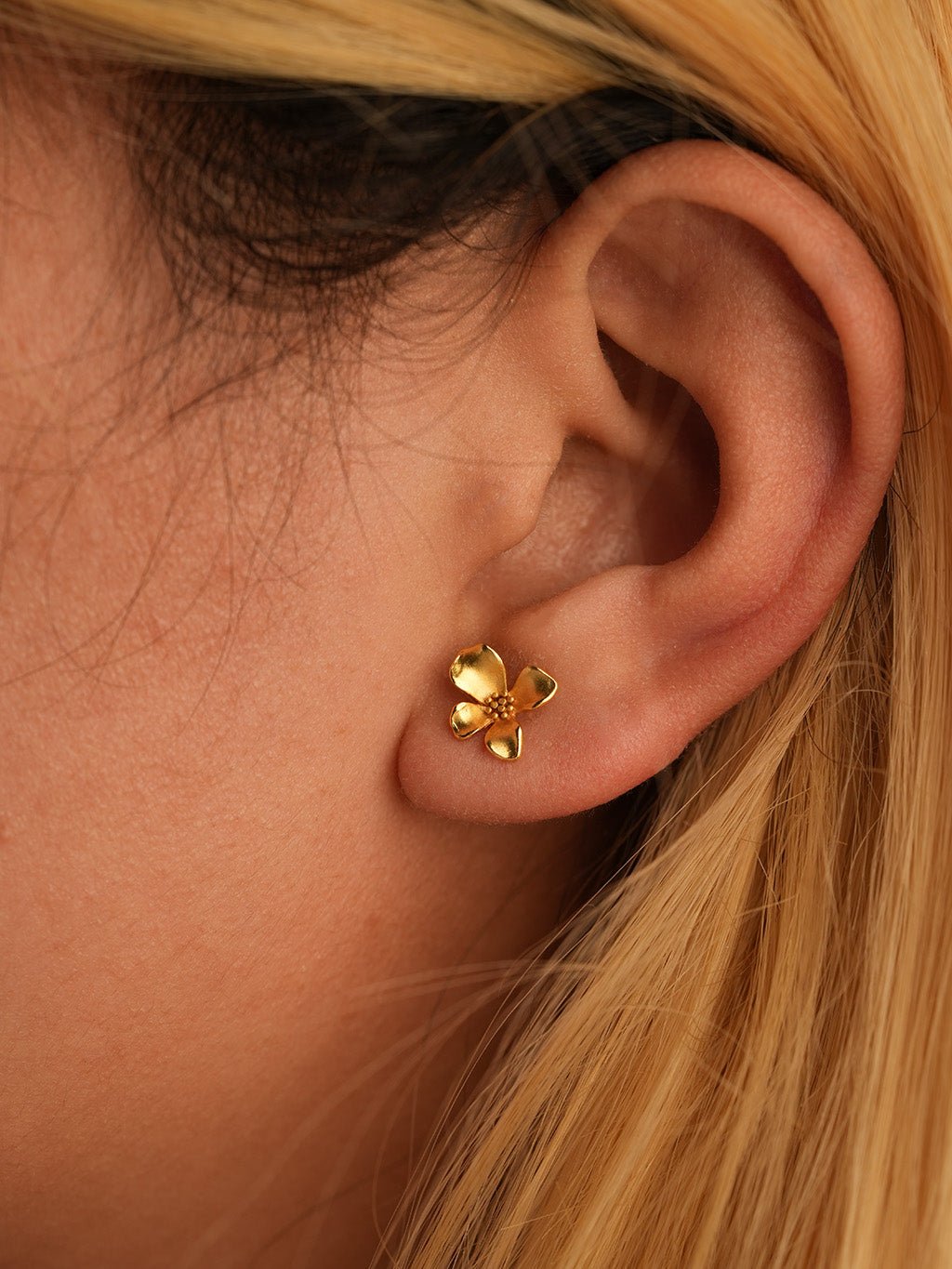 Blüten - Ohrstecker mit detailliertem Blütenstaub - Dorose | Wasserresistent, kein Verfärben