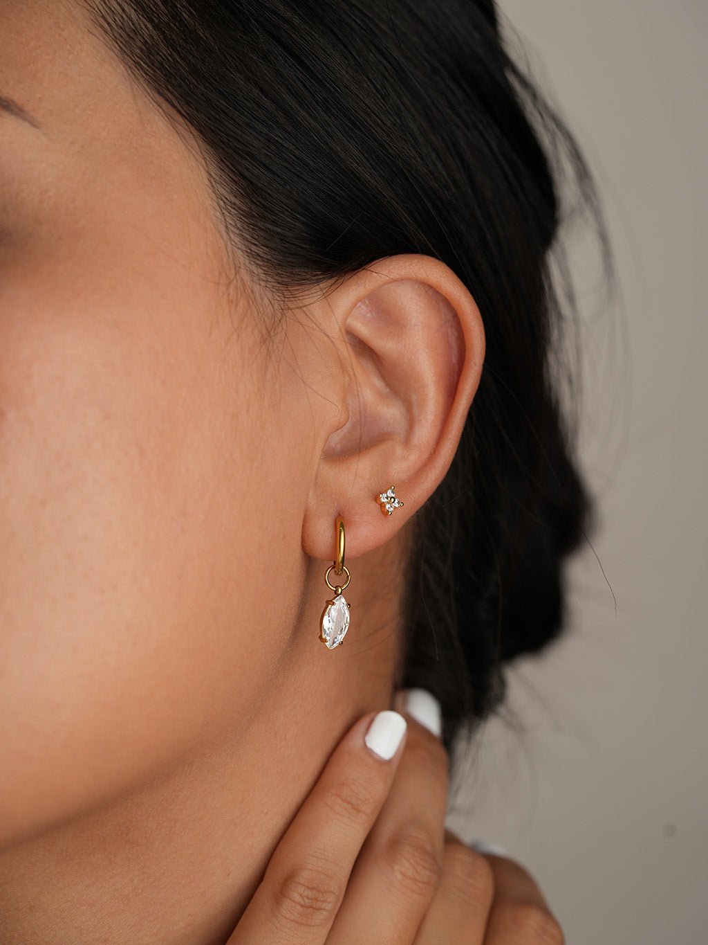 Clear Crystal Huggie Hoops Ohrringe Gold - Dorose | Wasserresistent, kein Verfärben