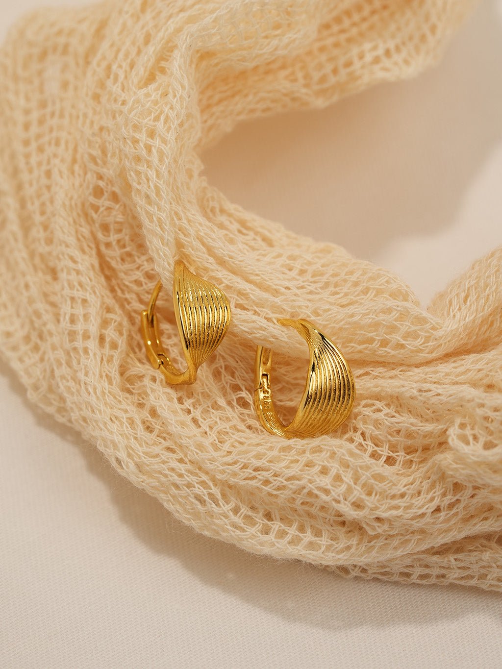 Gerippte Oval - Ohrringe Gold - Dorose | Wasserresistent, kein Verfärben