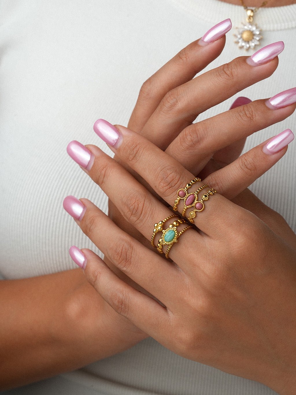 Goldener Statement Ring mit rosa Stein - Dorose | Wasserresistent, kein Verfärben