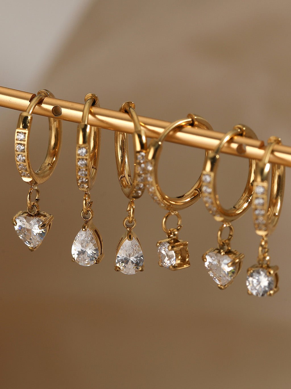 Heart Drop Huggie Hoop Ohrringe Gold - Dorose | Wasserfester Schmuck