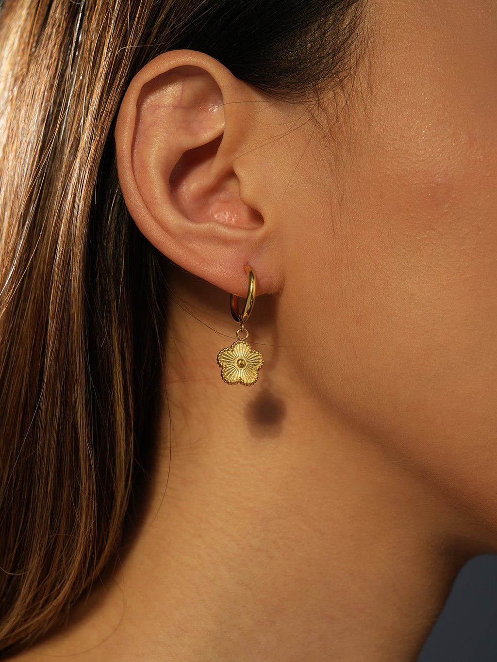 Lucky Flower Hoop Ohrringe Gold - Dorose | Wasserresistent, kein Verfärben