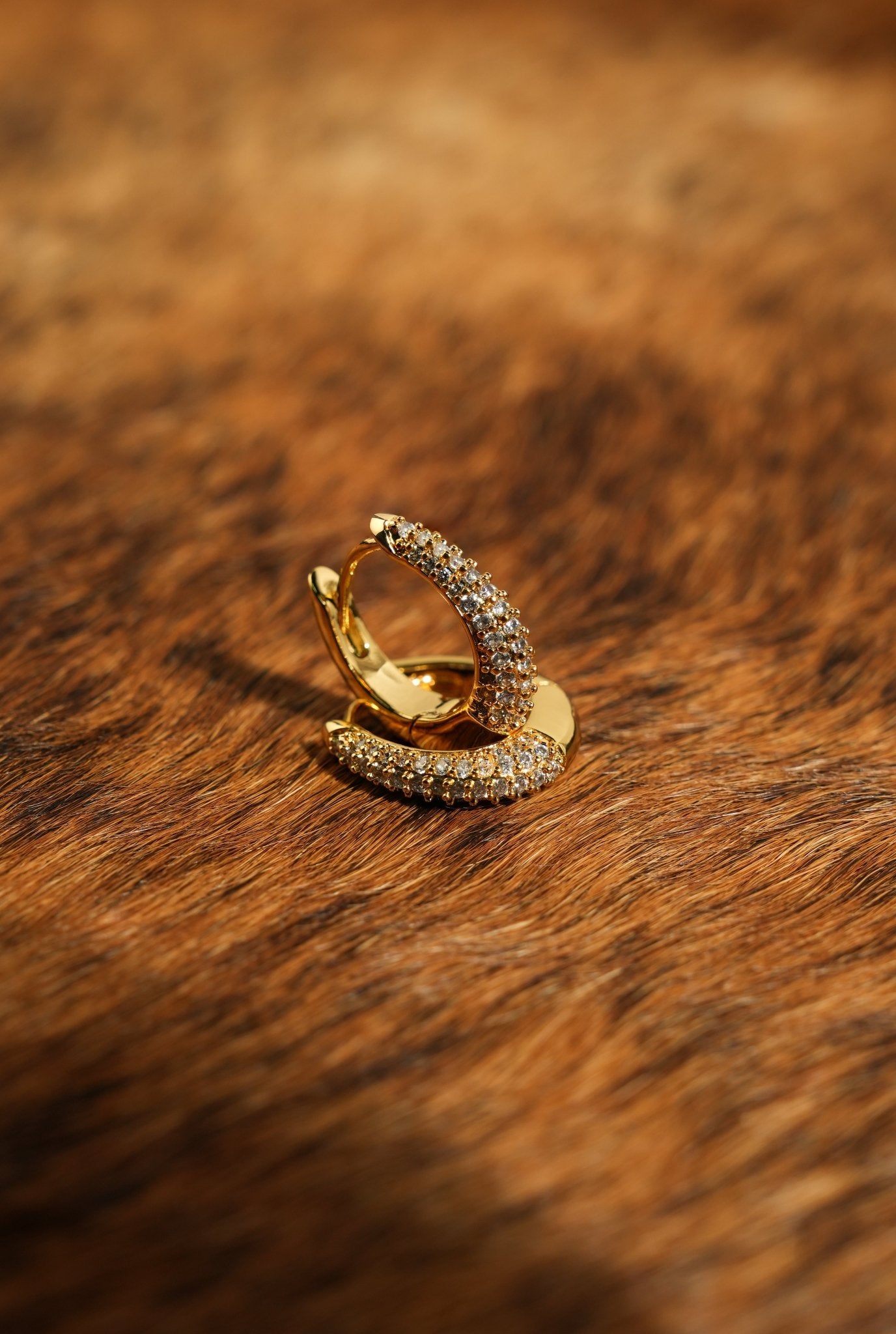 Oval Creolen Gold mit Zirkonia Steinen - Dorose | Wasserresistent, kein Verfärben