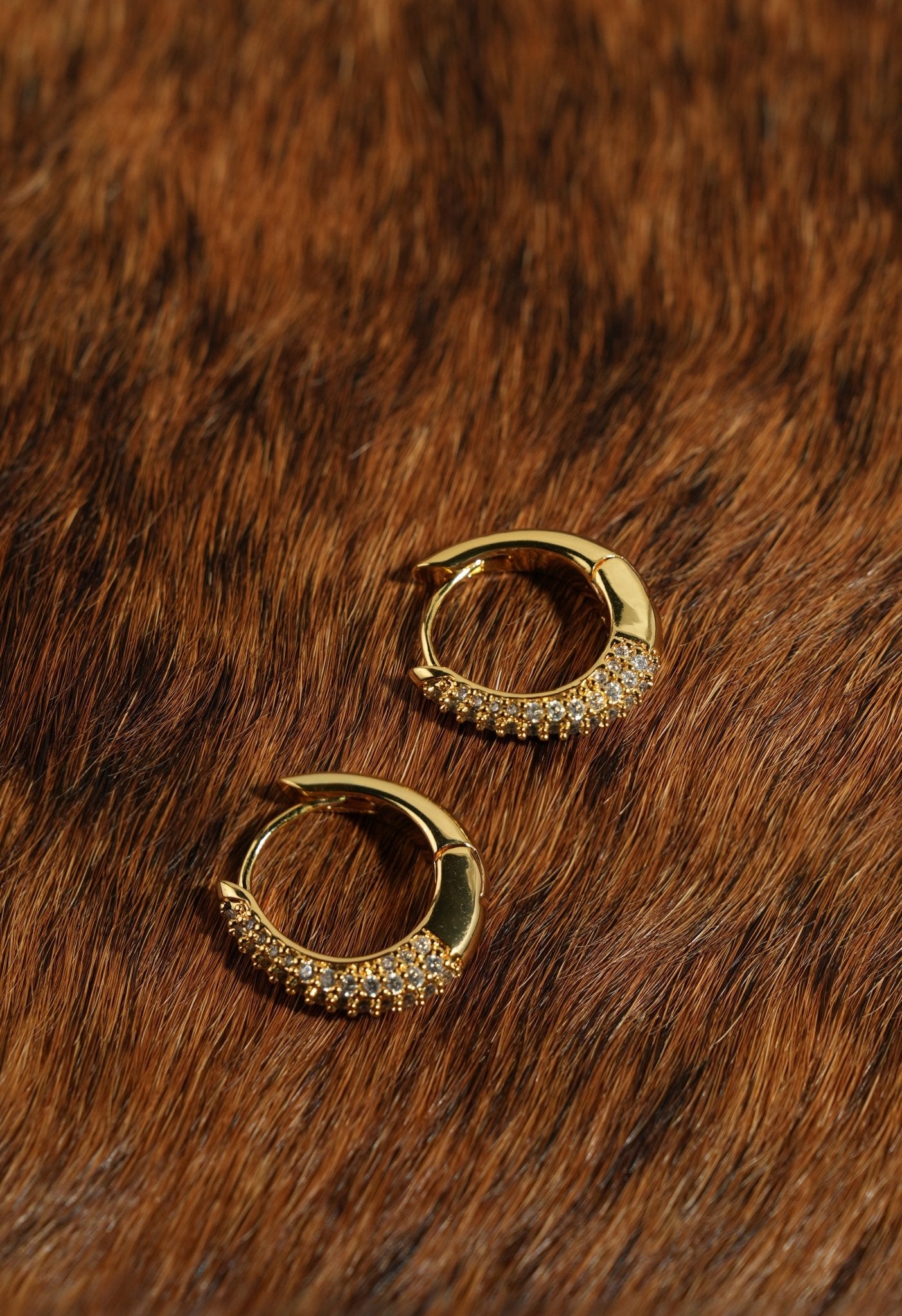 Oval Creolen Gold mit Zirkonia Steinen - Dorose | Wasserresistent, kein Verfärben