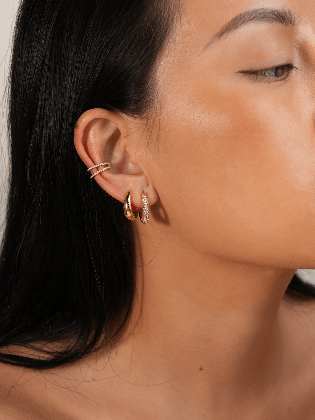 Oval Creolen Gold mit Zirkonia Steinen - Dorose | Wasserresistent, kein Verfärben