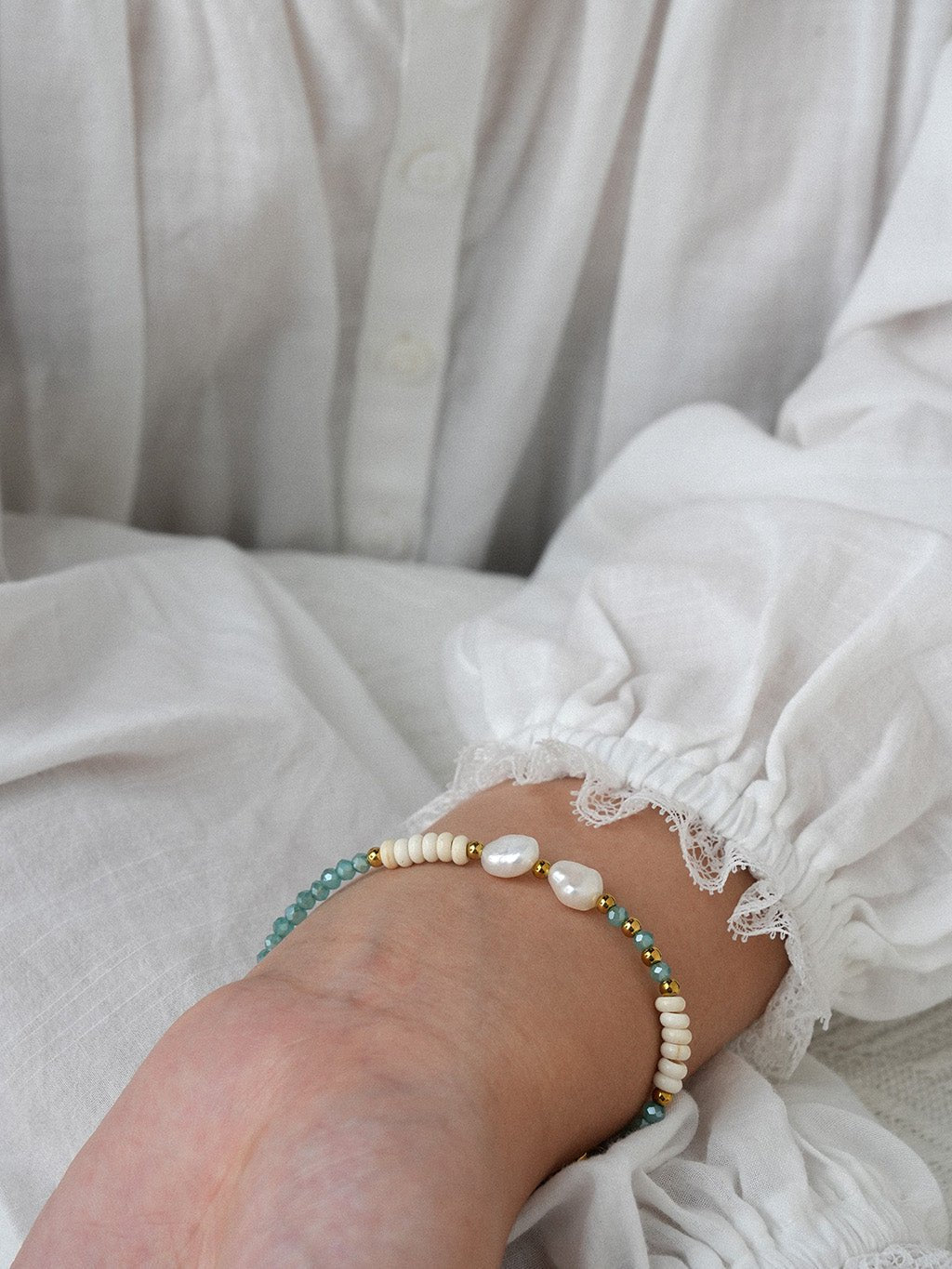 Perlenarmband mit blauen Akzenten Gold - Dorose | Wasserresistent, kein Verfärben