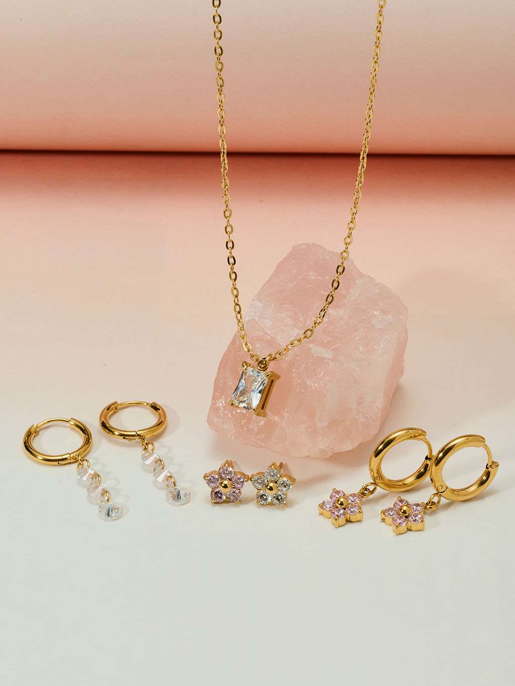 Pink Sparkling Flower Ohrstecker Gold - Dorose | Wasserfester Schmuck, 18K vergoldet