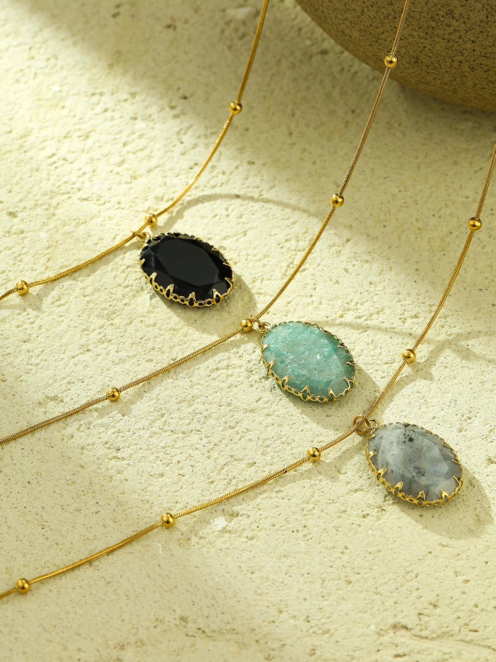 Vergoldeter Anhänger mit grünem Heilstein Kette Gold - Dorose | Wasserresistent, kein Verfärben