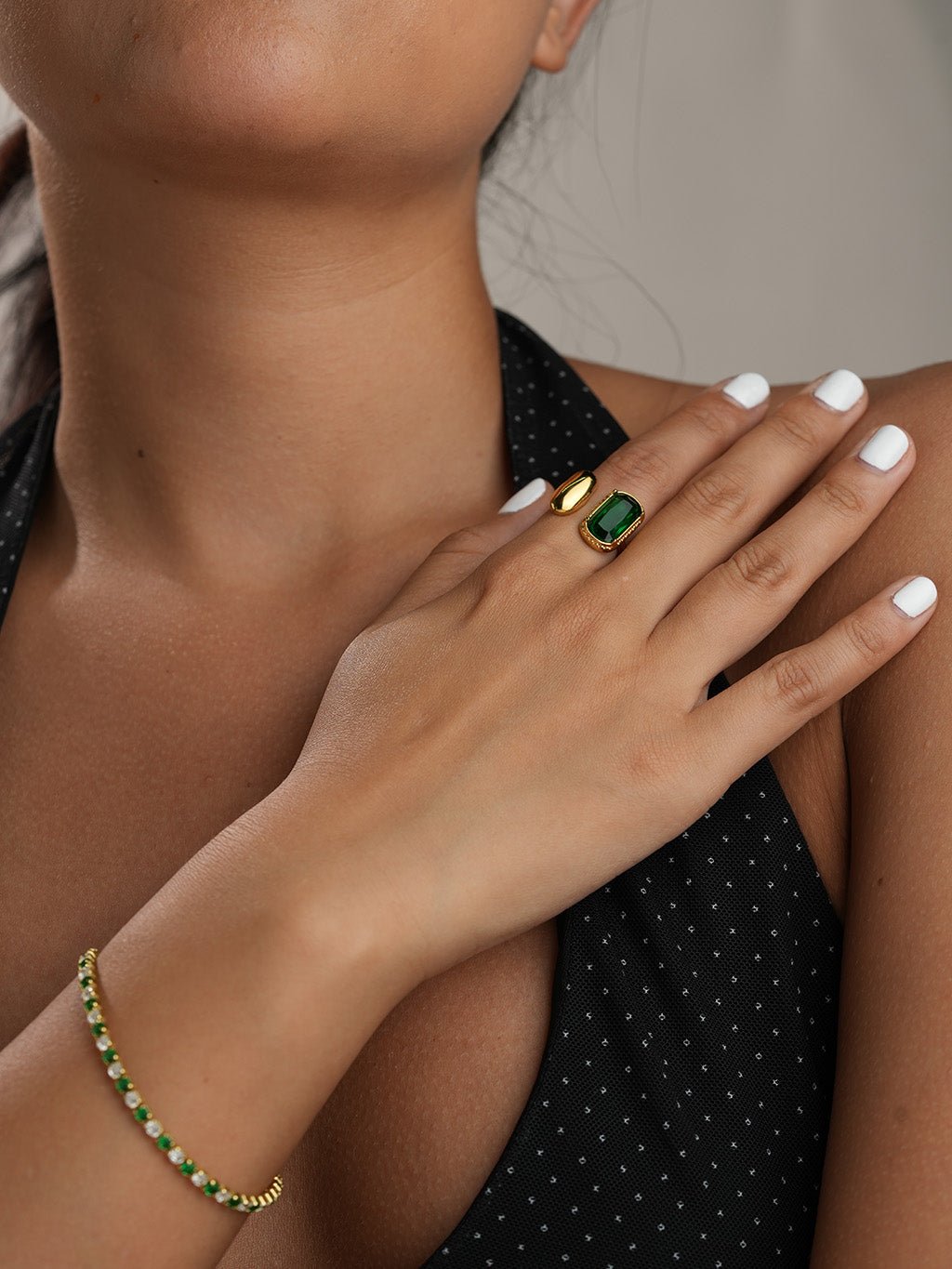 Verstellbarer Ring mit Smaragd und Metall Gold - Dorose | Wasserresistent, kein Verfärben