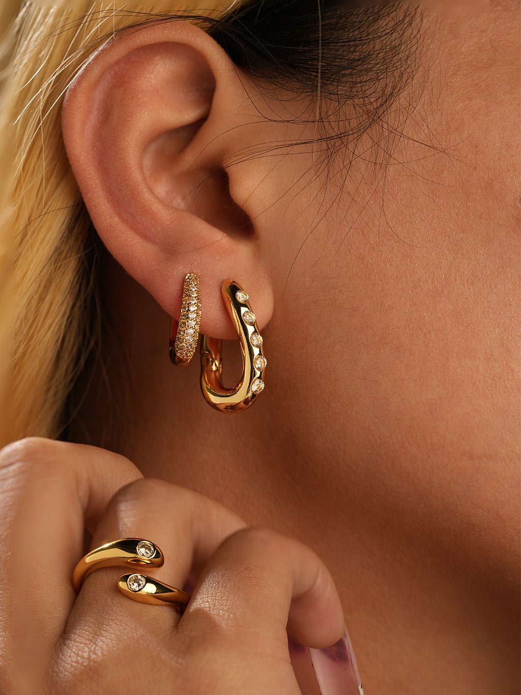 Wavy Huggie Hoop Ohrringe Gold mit Zirkonia - Dorose | Wasserresistent, kein Verfärben