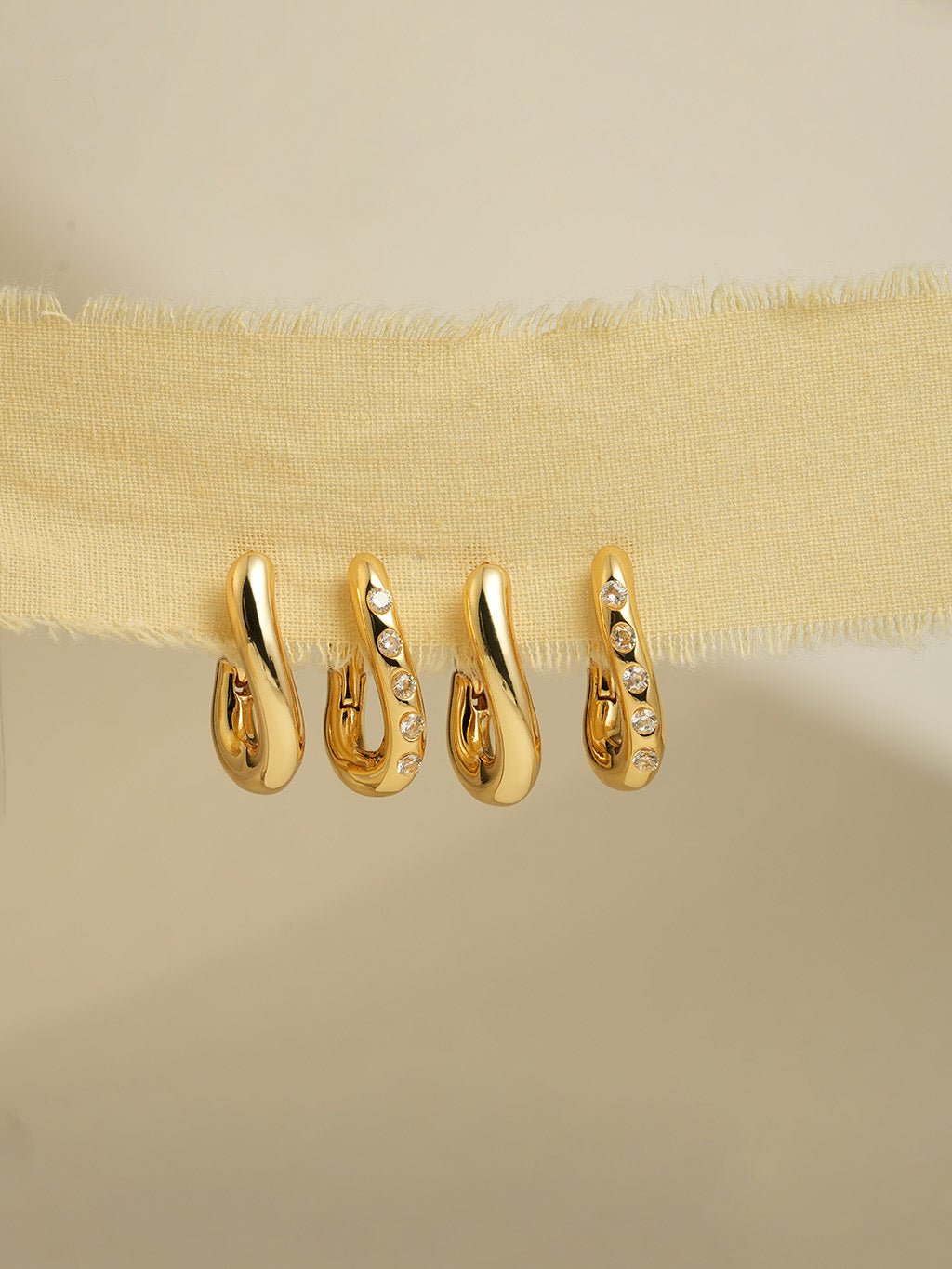 Wavy Huggie Hoop Ohrringe Gold mit Zirkonia - Dorose | Wasserresistent, kein Verfärben